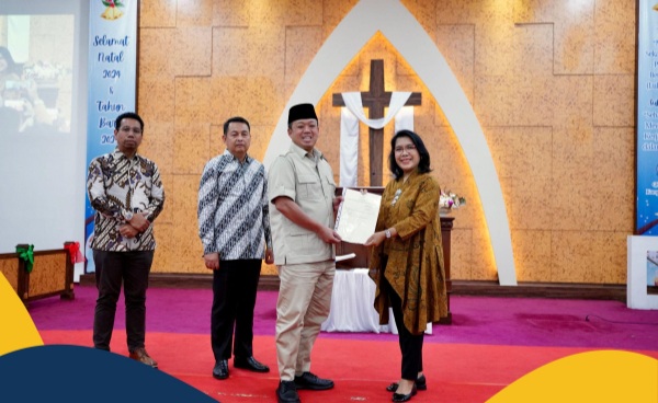 Menteri ATR/Kepala BPN Serahkan Sertipikat untuk Gereja yang Berdiri Sejak 1968