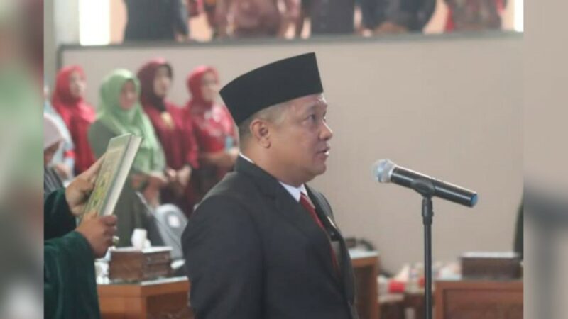 Jemi Hendra resmi dilantik sebagai ketua DPRD Dharmasraya periode 2024- 2029 pada Jumat (27/12/2024). Pelantikan tersebut dipandu oleh