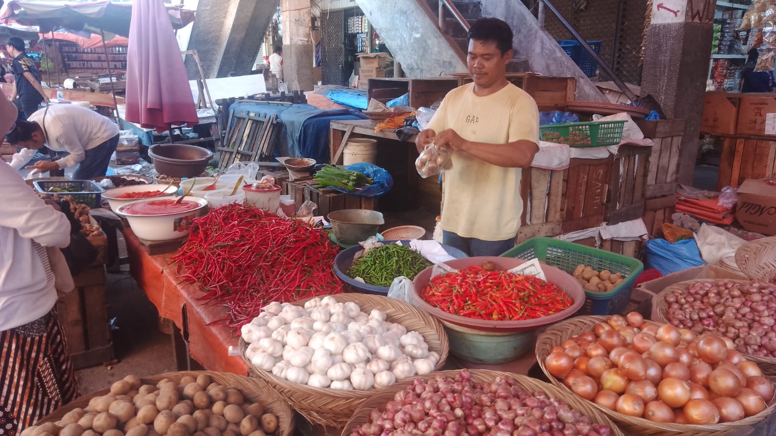 Update Harga Sembako Pasar Raya, Bawang Putih Naik, Cabe Stabil