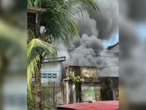 Kebakaran melanda satu unit rumah di Jalan H Agus Salim No 9, RT 002 RW 003, Kelurahan Sawahan, Kecamatan Padang Timur, Kota Padang, Sabtu