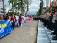 Mahasiswa Fakultas Hukum Universitas Muhammadiyah Sumatera Barat menggelar aksidamai di depan Kantor DPRD Kota Bukittinggi dan Patung Monumen