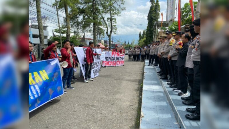 Mahasiswa Fakultas Hukum Universitas Muhammadiyah Sumatera Barat menggelar aksidamai di depan Kantor DPRD Kota Bukittinggi dan Patung Monumen