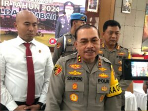 Kapolda Sumbar, Irjen Pol Suharyono memberikan penjelasan soal mutasi Kapolres Solok Selatan AKBP Arief Mukti Surya Adhi Sabhara dengan
