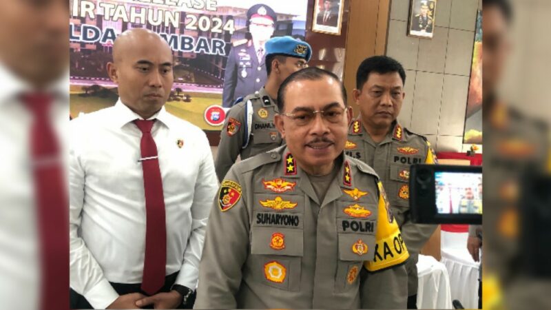 Kapolda Sumbar, Irjen Pol Suharyono memberikan penjelasan soal mutasi Kapolres Solok Selatan AKBP Arief Mukti Surya Adhi Sabhara dengan