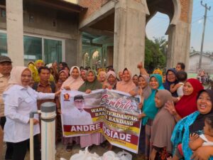 Anggota DPR RI asal Sumbar, Andre Rosiade kirim bantuan sembako bagi warga Nagari Koto Sawah, Kecamatan Lembah Melintang, Kabupaten Pasbar