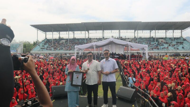 1.690 perempuan secara bersamaan melakukan pergelaran talempong pacik di Sport Center, Koto Padang, Kecamatan Koto Baru, Kabupaten Dharmasraya