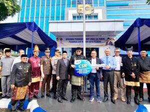 Dukung Ketersediaan Air Bersih, Bank Nagari Serahkan 1 Unit Mobil Tangki untuk Perumda AM Padang