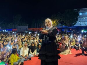 Penyanyi Rayola Pukau Ribuan Penonton di Malam Puncak HUT Pasbar