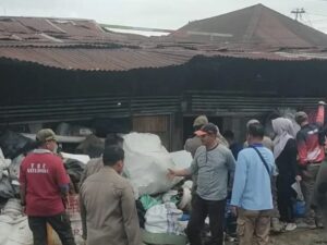Satpol PP Padang Tertibkan Pengepul Barang Bekas di Kalawi