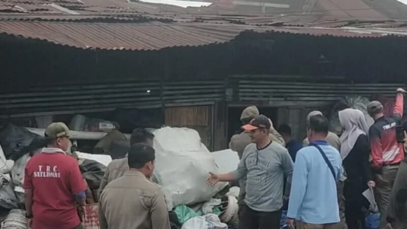 Satpol PP Padang Tertibkan Pengepul Barang Bekas di Kalawi