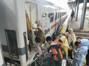 PT Kereta Api Indonesia (Persero) Divisi Regional II Sumatra Barat melayani sebanyak 1.978.241 penumpang sepanjang tahun 2025.