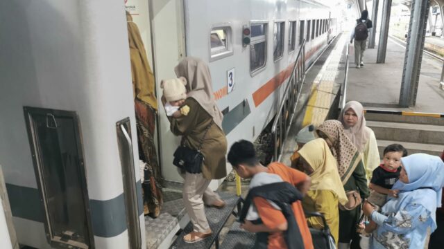 PT Kereta Api Indonesia (Persero) Divisi Regional II Sumatra Barat melayani sebanyak 1.978.241 penumpang sepanjang tahun 2025.
