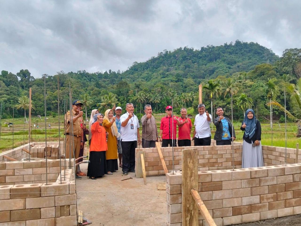 Bedah Rumah Warga dari Sepablock, PT Semen Padang Komit Kurangi Rumah Tangga Miskin di Padang