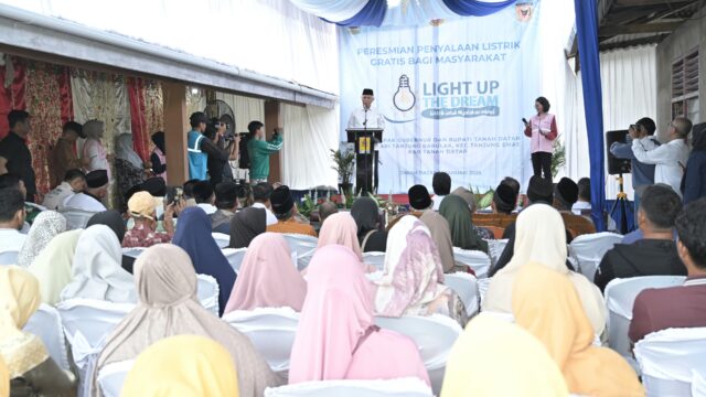 Gubernur Sumbar Resmikan Penyalaan Listrik Gratis bagi Masyarakat Tanjung Barulak