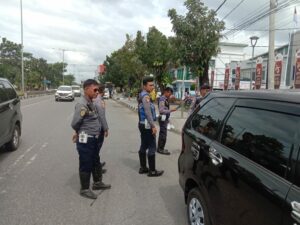 Dinas Perhubungan (Dishub) Padang menderek sejumlah mobil yang parkir tidak pada tempatnya di sepanjang Jalan Khatib Sulaiman, Senin