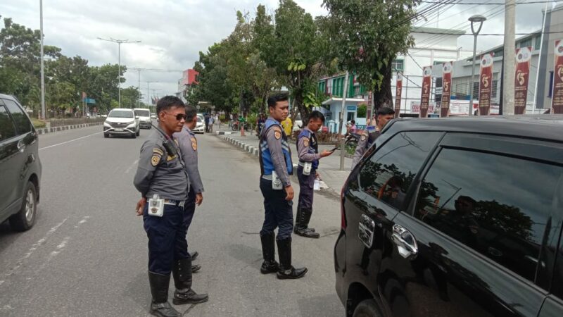 Dinas Perhubungan (Dishub) Padang menderek sejumlah mobil yang parkir tidak pada tempatnya di sepanjang Jalan Khatib Sulaiman, Senin
