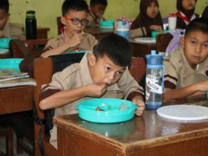 Program Makan Bergizi Gratis (MBG) di Kota Pariaman kembali dilanjutkan setelah sempat berhenti sementara waktu. Kini pelajar TK, SD, SMP,