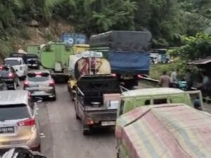 Lalin Lumpuh Total di Sitinjau Lauik, Polresta Padang: Kami Akan Tindak Tegas Penyebab Kemacetan