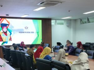Rektor Universitas Islam Negeri (UIN) Imam Bonjol Padang, Martin Kustati menyerahkan Petunjuk Operasional Kegiatan (POK) Tahun Anggaran 2025