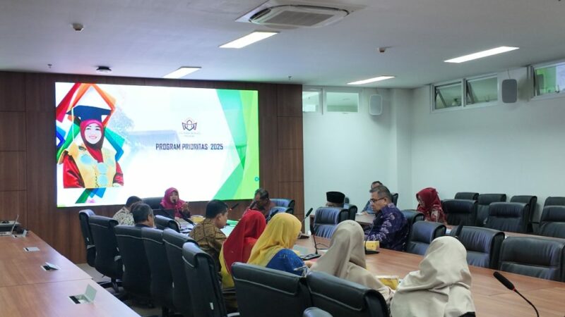 Rektor Universitas Islam Negeri (UIN) Imam Bonjol Padang, Martin Kustati menyerahkan Petunjuk Operasional Kegiatan (POK) Tahun Anggaran 2025