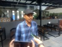 Walhi Sumbar menyebut gubernur Sumbar sudah memberikan dukungan terhadap perusahaan untuk mengembangkan PLTS Singkarak. Dukungan