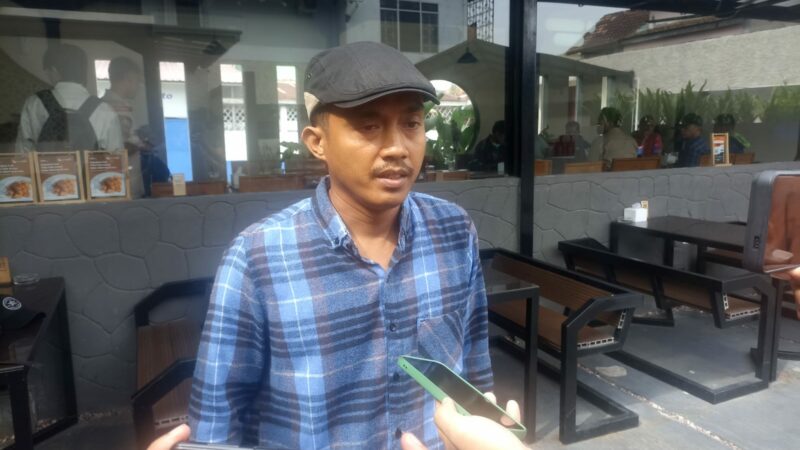 Walhi Sumbar menyebut gubernur Sumbar sudah memberikan dukungan terhadap perusahaan untuk mengembangkan PLTS Singkarak. Dukungan