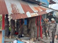 Satpol PP Kota Padang bersama BKO Kecamatan Lubuk Begalung dan pihak kecamatan membongkar bangunan liar (bangli) yang berdiri