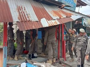 Satpol PP Kota Padang bersama BKO Kecamatan Lubuk Begalung dan pihak kecamatan membongkar bangunan liar (bangli) yang berdiri