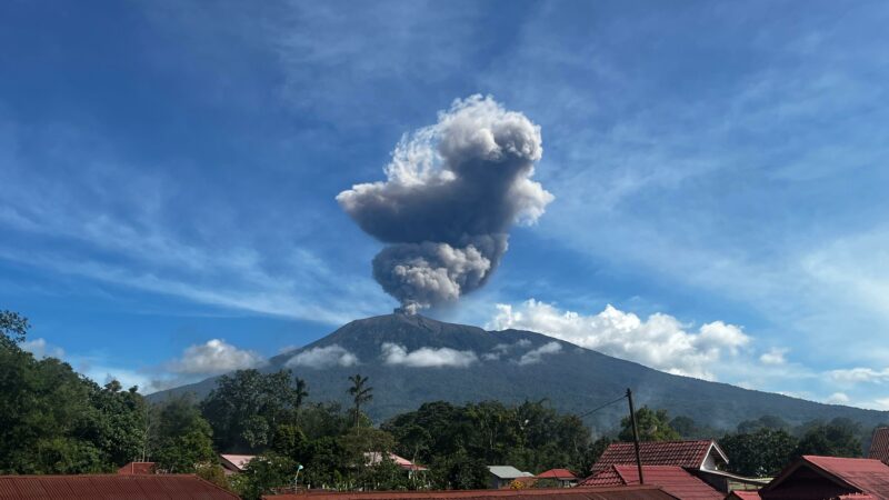 Gunung Marapi di Sumatra Barat (Sumbar) kembali mengalami erupsi pada Sabtu (8/2/2025) pukul 04.30 WIB. Dilansir dari situs Magma Indonesia