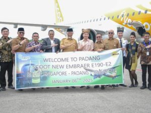Penerbangan perdana maskapai Scoot Airlines, rute Singapura-Padang, resmi mendarat di Bandara Internasional Minangkabau (BIM) pada Senin .