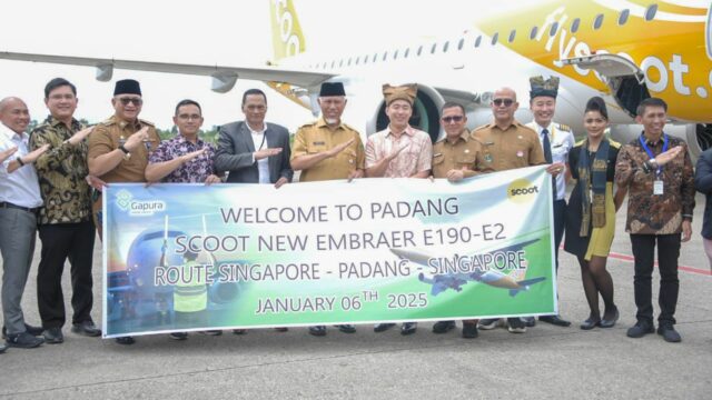 Penerbangan perdana maskapai Scoot Airlines, rute Singapura-Padang, resmi mendarat di Bandara Internasional Minangkabau (BIM) pada Senin .