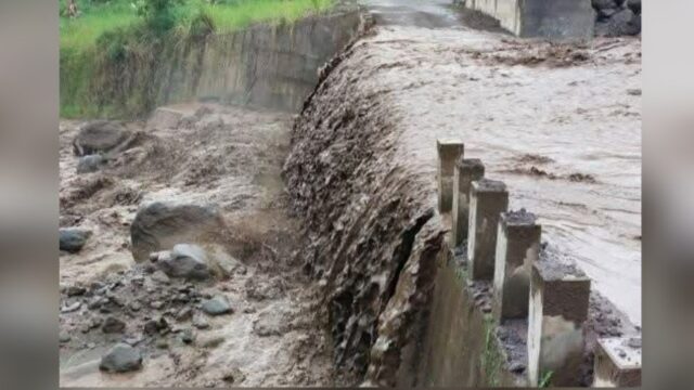Bupati Tanah Datar, Eka Putra mengimbau masyarakat yang dekat dengan bantaran sungai diminta waspada terhadap kemungkinan banjir bandang.