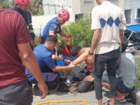 Seorang buruh harian lepas tersengat listrik bertegangan tinggi saat mengecat dinding gedung di Jalan Raya Indarung, Rimbo Datar Nomor 26,