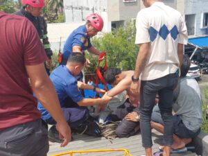 Seorang buruh harian lepas tersengat listrik bertegangan tinggi saat mengecat dinding gedung di Jalan Raya Indarung, Rimbo Datar Nomor 26,