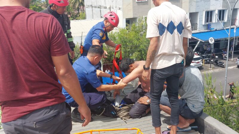 Seorang buruh harian lepas tersengat listrik bertegangan tinggi saat mengecat dinding gedung di Jalan Raya Indarung, Rimbo Datar Nomor 26,