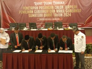 Pasangan calon (paslon) gubernur dan wakil gubernur terpilih pada Pilkada serentak 2024 resmi ditetapkan oleh KPU Sumbar pada rapat