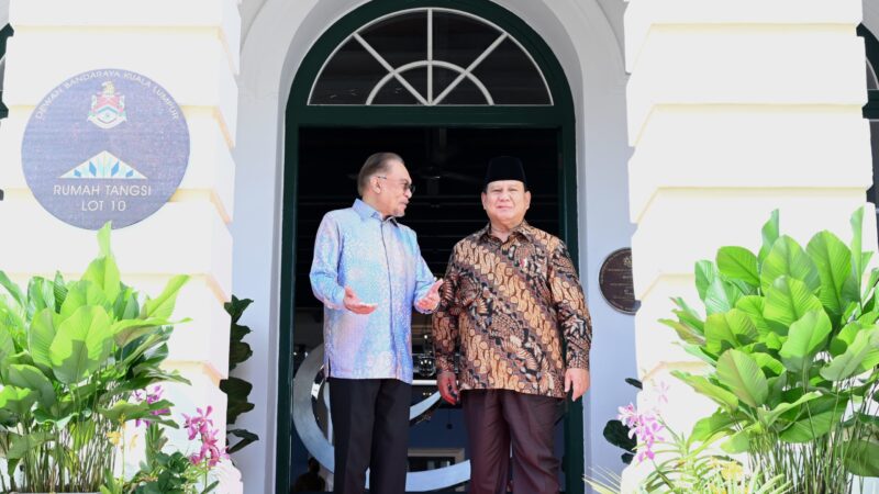 Sejumlah pejabat tinggi Malaysia dan pasukan jajar kehormatan sambut kedatangan Presiden RI Prabowo Subianto yang tiba di Bunga Raya Complex,