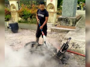 Seorang pengendara di Pasaman Barat, membakar sepeda motornya karena emosi dan tidak mau ditilang polisi pada Kamis (9/1/2025) sore.