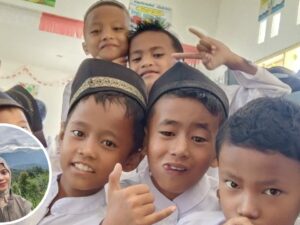 Istilah social butterfly merupakan ungkapan populer yang merujuk pada kemampuan seseorang dalam bersosialisasi secara efektif. Istilah ini