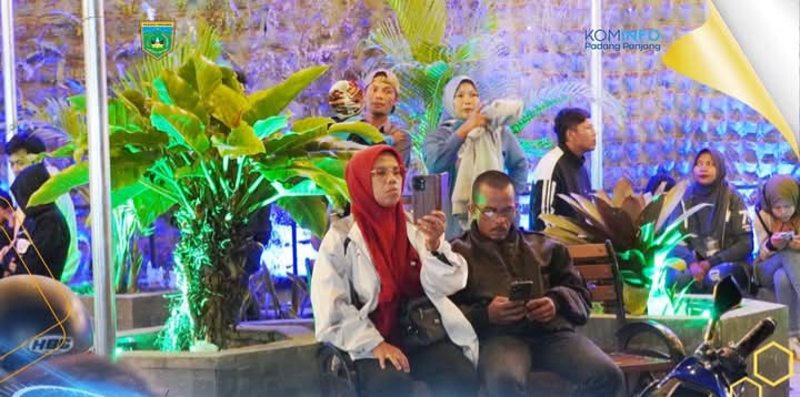 Disperdakop UKM Padang Panjang gelar UMKM Qris Night Supported by Bank Mandiri Kota Padang Panjang di Pasar Pusat.