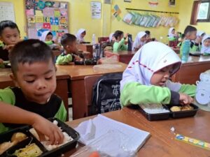 Program Makan Bergizi Gratis (MBG) oleh Presiden RI, Prabowo Subianto telah berlangsung sejak 6 Januari 2025 lalu. Beberapa daerah di Sumbar