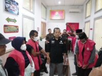 Penyidik Kejati Sumbar melakukan serah terima empat orang tersangka dugaan kasus korupsi jalan tol Padang-Sicincin ke JPU