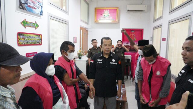 Penyidik Kejati Sumbar melakukan serah terima empat orang tersangka dugaan kasus korupsi jalan tol Padang-Sicincin ke JPU