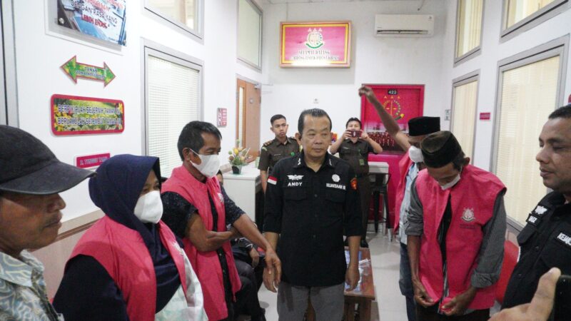 Penyidik Kejati Sumbar melakukan serah terima empat orang tersangka dugaan kasus korupsi jalan tol Padang-Sicincin ke JPU