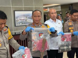 Setelah berkas acara pemeriksaan dinyatakan lengkap, Polda Sumbar melimpah tersangka dan barang bukti gadis penjual gorengan