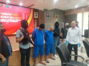 Polda Sumbar mengungkap kasus pembunuhan seorang pria bernama Anton (39 ) yang jasadnya dibuang di jurang Sitinjau Lauik, Kota Padang.