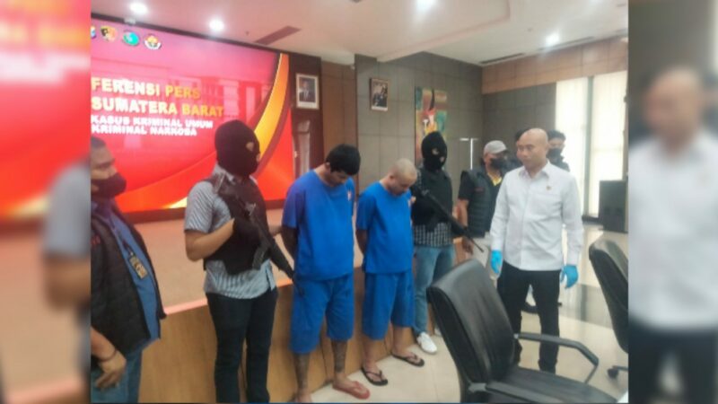 Polda Sumbar mengungkap kasus pembunuhan seorang pria bernama Anton (39 ) yang jasadnya dibuang di jurang Sitinjau Lauik, Kota Padang.