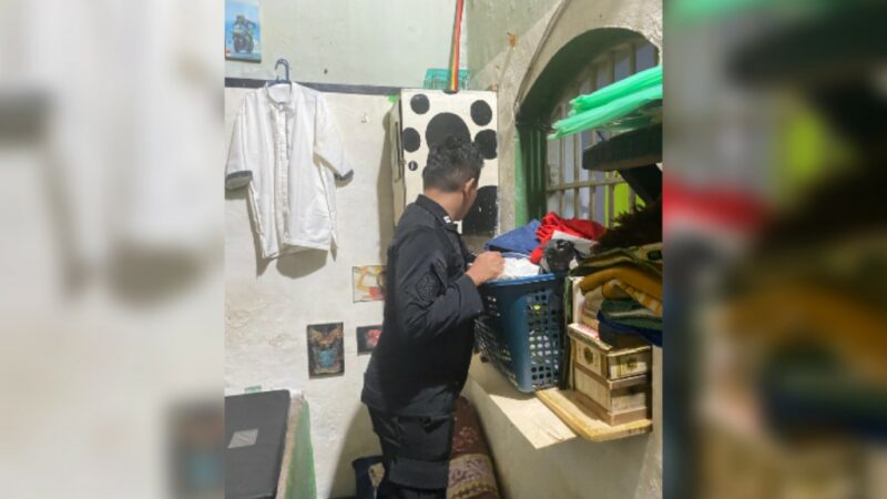 Lapas Kelas IIA melakukan razia kamar hunian warga binaan pada Selasa (21/1/2024). Razia ini dilakukan oleh tim Satuan Operasional Kepatuhan