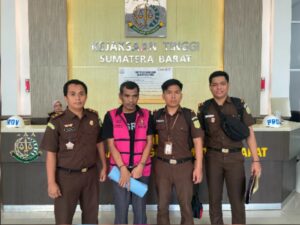 Kejati Sumbar melakukan serah terima tersangka beserta barang bukti kasus korupsi dugaan penyalahgunaan dana operasional Sekretariat Daerah