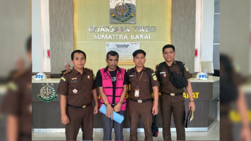 Kejati Sumbar melakukan serah terima tersangka beserta barang bukti kasus korupsi dugaan penyalahgunaan dana operasional Sekretariat Daerah